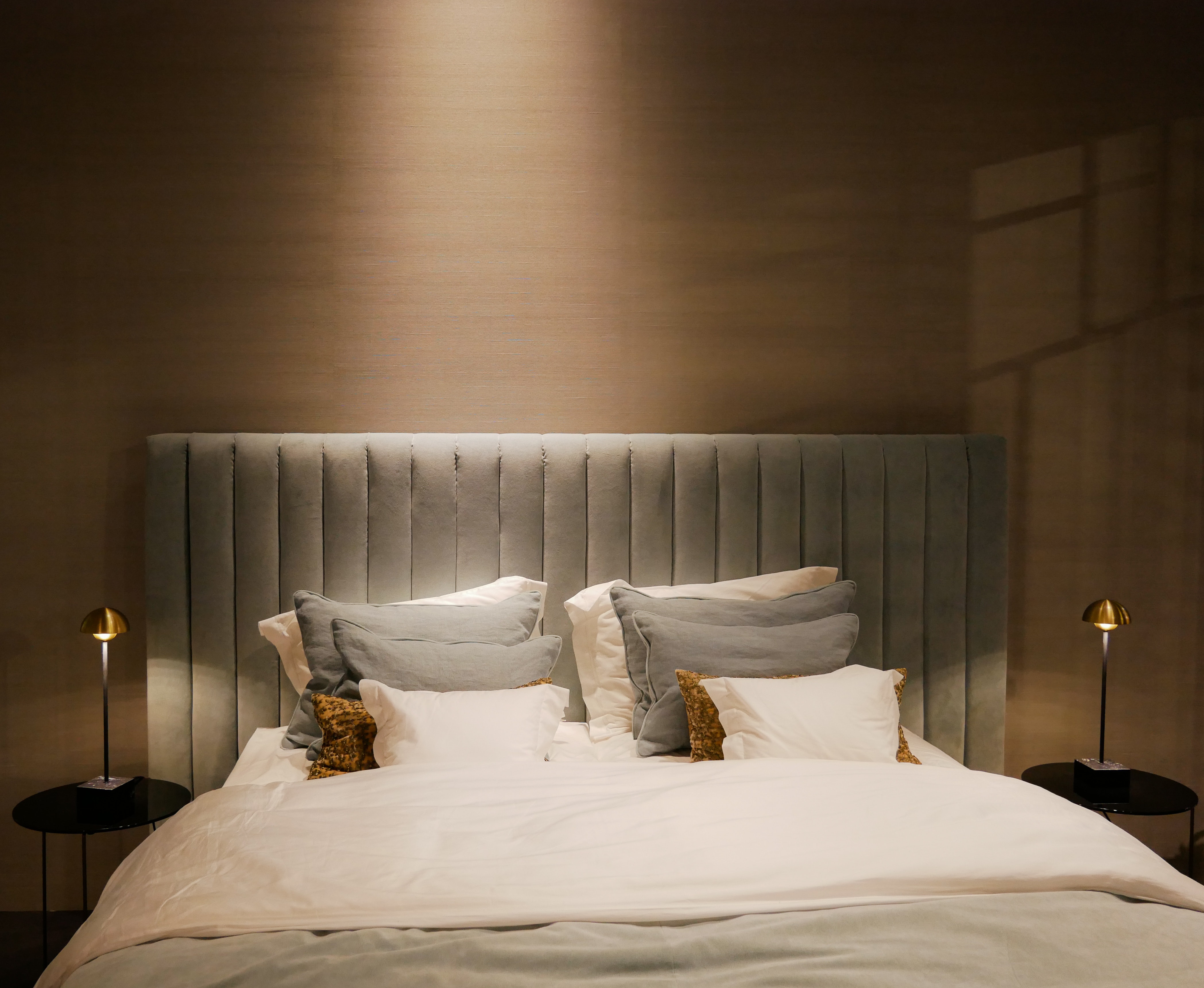 Luksusowy sen łóżko welurowe w sypialni